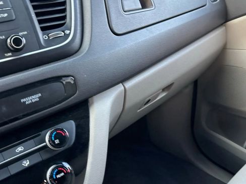 Used 2015 Kia Sedona LX w/ LX Convenience Package image 16