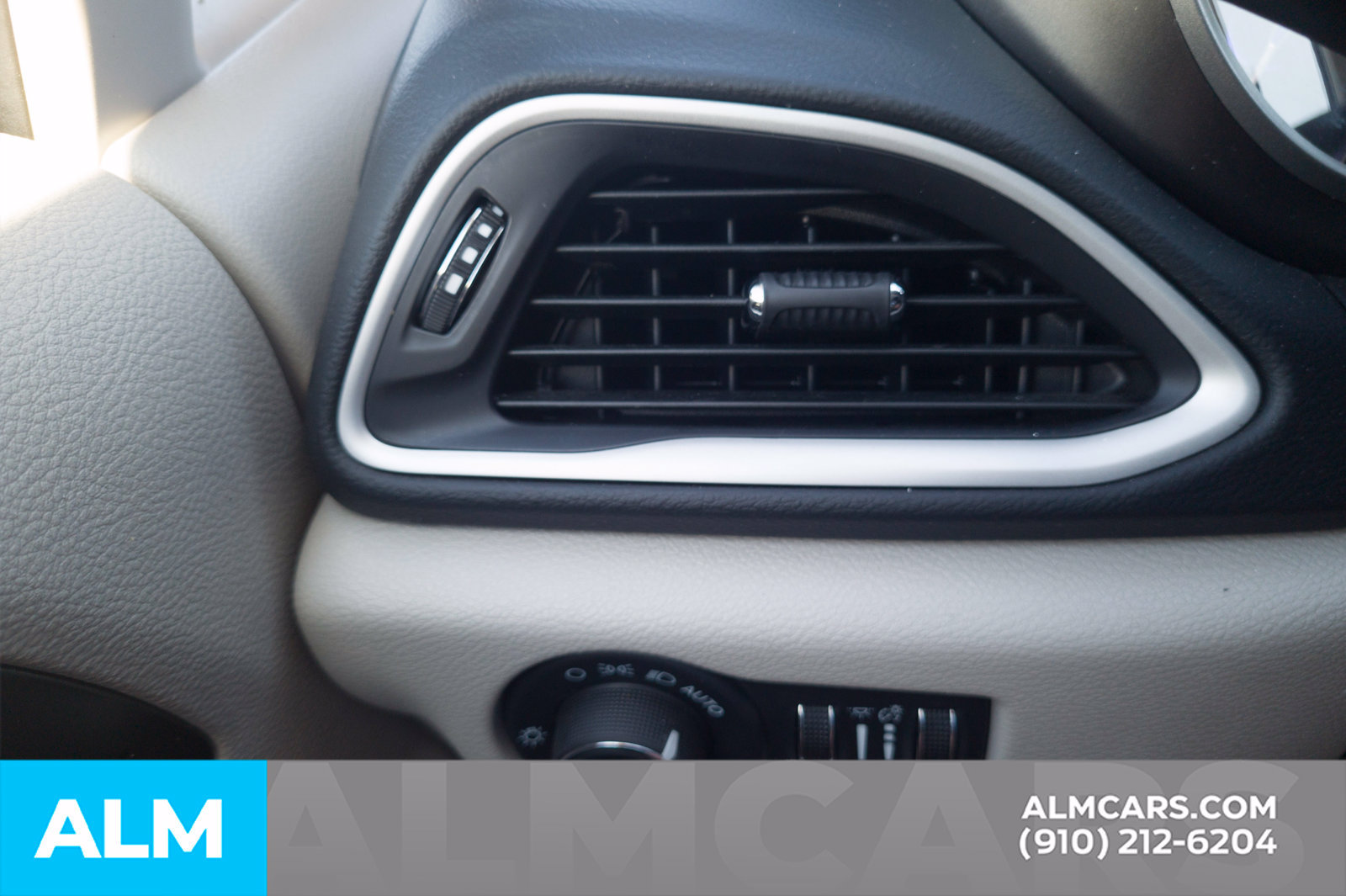 Used 2024 Chrysler Pacifica Touring-L FWD image 16