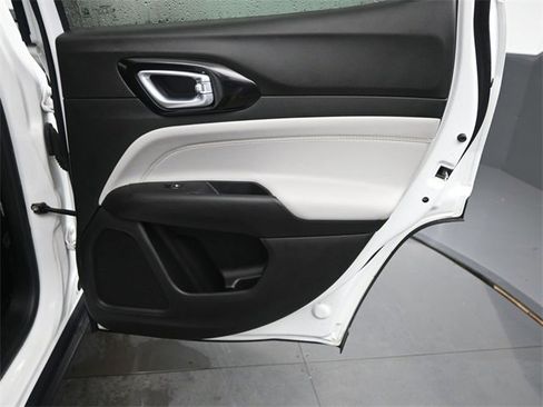 Used 2024 Jeep Compass Limited image 16