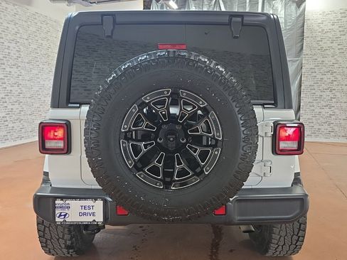 Used 2019 Jeep Wrangler Unlimited Sahara image 6