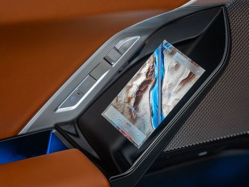 Used 2025 BMW 750e xDrive image 39