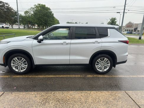 Used 2023 Mitsubishi Outlander ES AWD/4WD image 7