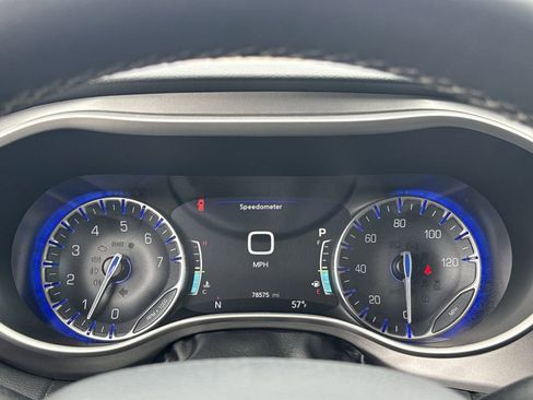 Used 2023 Chrysler Pacifica Touring-L FWD image 25