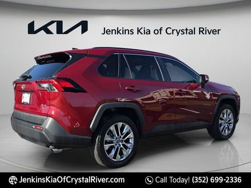 Used 2021 Toyota RAV4 XLE Premium FWD image 5