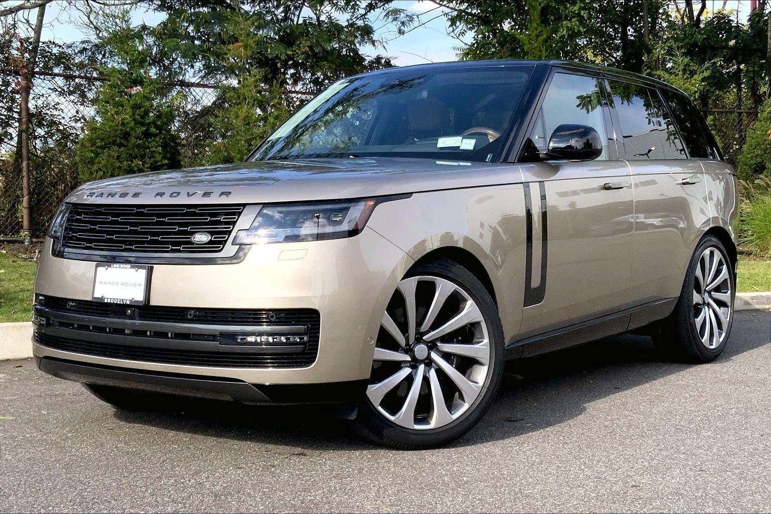 Certified 2025 Land Rover Range Rover SE AWD/4WD image 1