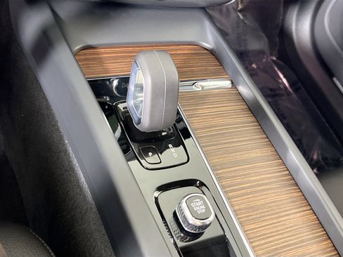 Used 2022 Volvo XC60 B5 Momentum w/ Climate Package image 17