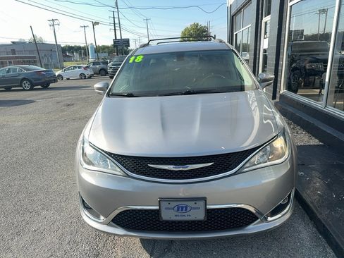 Used 2018 Chrysler Pacifica Touring-L Plus FWD image 2