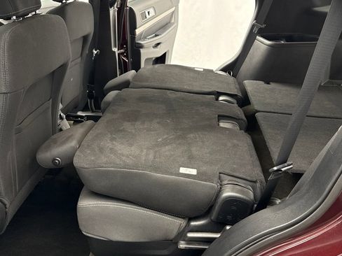 Used 2018 Ford Explorer XLT AWD/4WD image 34