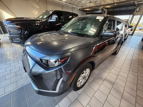 Used 2025 Kia Soul LX w/ LX Technology Package FWD image 3