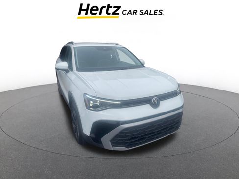 Used 2025 Volkswagen Taos SE image 1