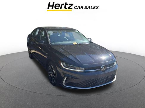 Used 2025 Volkswagen Jetta SE image 1