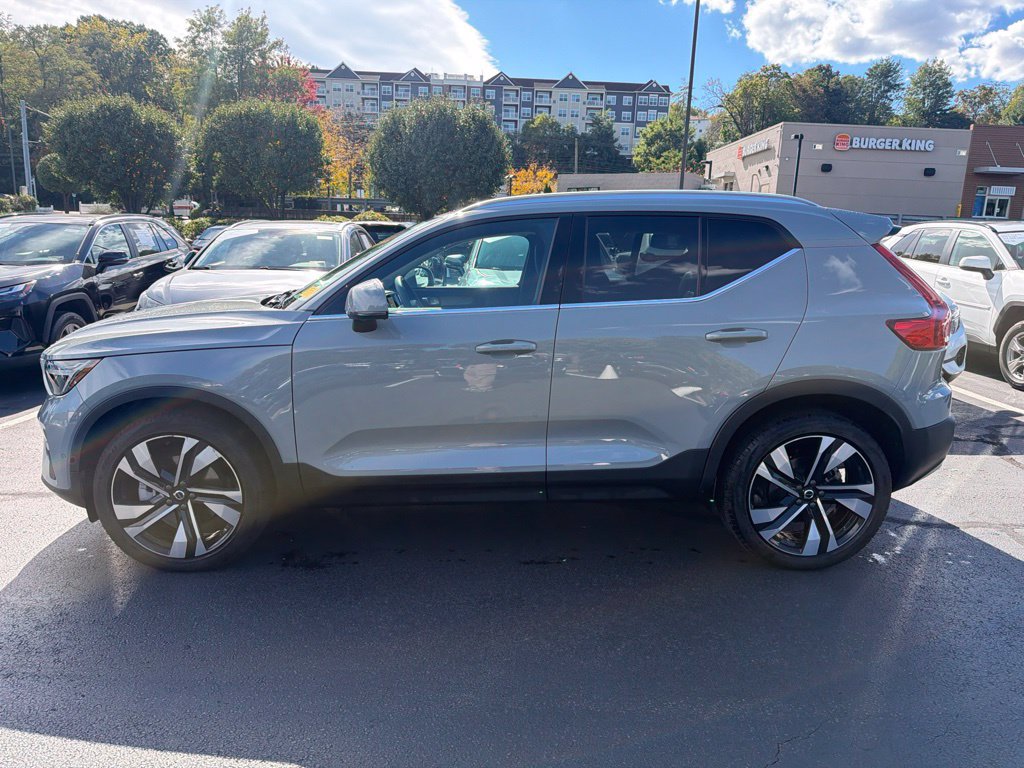 Used 2024 Volvo XC40 B5 Plus w/ Protection Package Premier AWD/4WD image 3