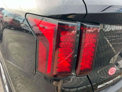 Used 2023 Kia Sorento LX image 9