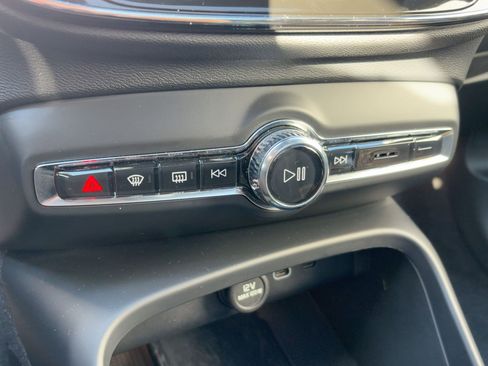 Certified 2023 Volvo XC40 Recharge Ultimate image 19