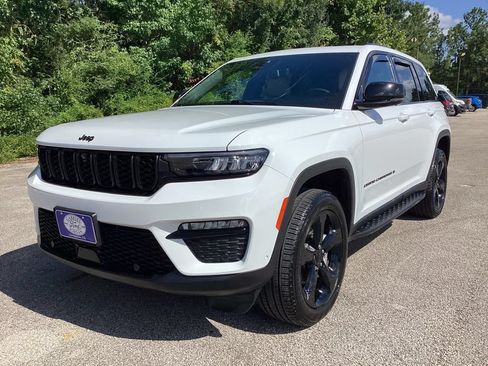 Used 2025 Jeep Grand Cherokee Limited w/ Luxury Tech Group II AWD/4WD image 3