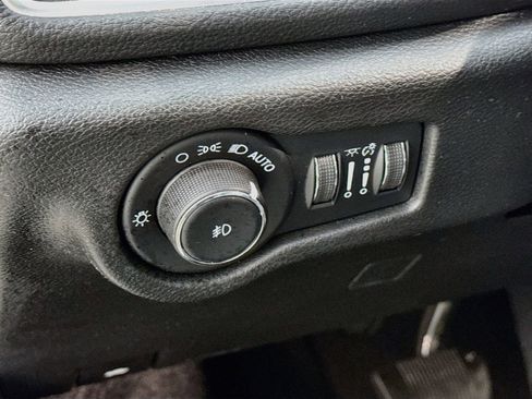 Used 2023 Chrysler Pacifica Limited w/ Uconnect Theater Family Group FWD image 13