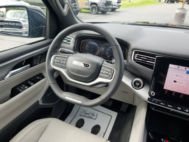 Used 2025 Jeep Wagoneer 4WD image 17