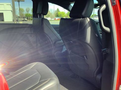 Used 2025 Chrysler Pacifica Select image 35