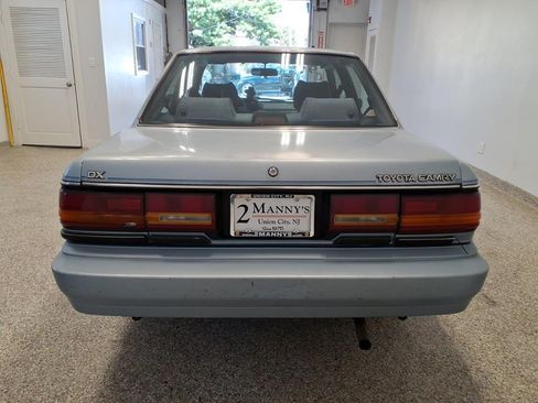 Used 1991 Toyota Camry Deluxe FWD image 5