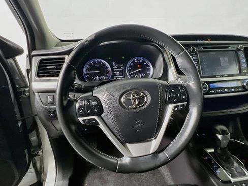 Used 2018 Toyota Highlander SE FWD image 17