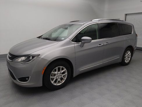 Used 2020 Chrysler Pacifica Touring-L image 2