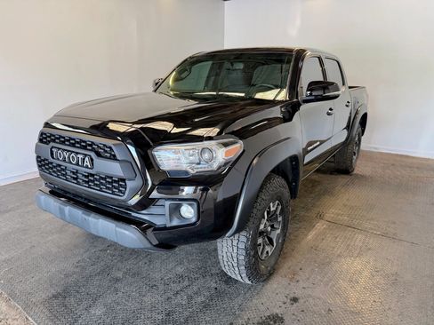 Used 2017 Toyota Tacoma TRD Off-Road w/ Tow Package (A/T) AWD/4WD image 4