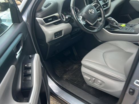 Used 2023 Toyota Highlander XLE image 8