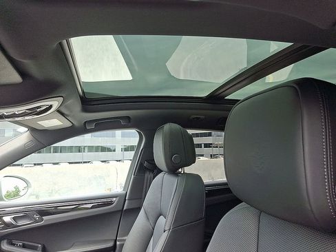 Used 2025 Porsche Macan image 16