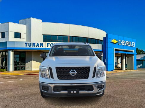 Used 2019 Nissan Titan SV image 8