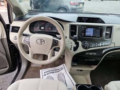 Used 2013 Toyota Sienna LE image 23
