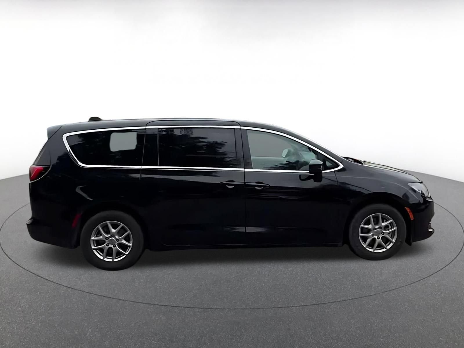 Used 2024 Chrysler Voyager LX FWD image 15