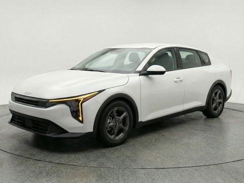 Used 2025 Kia K4 LXS image 3