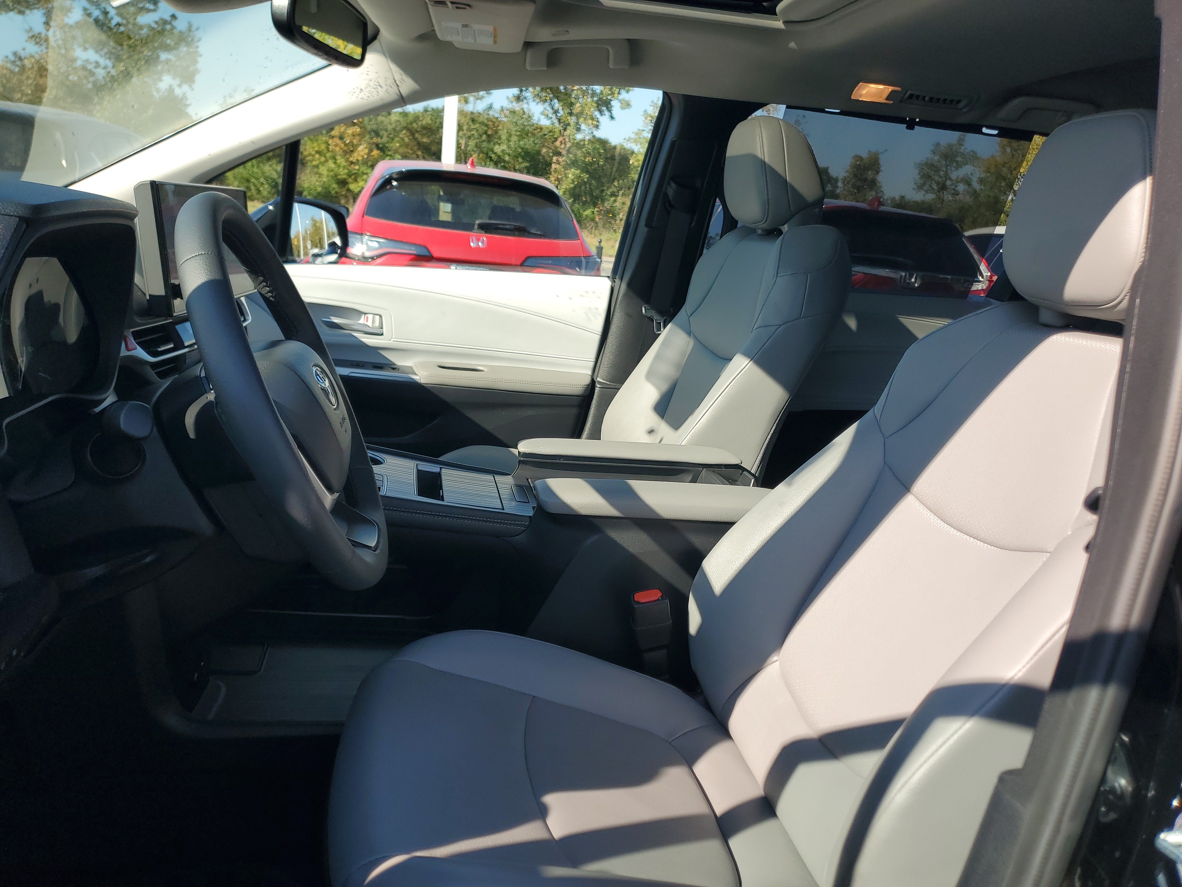 Certified 2026 Toyota Sienna XLE FWD image 21