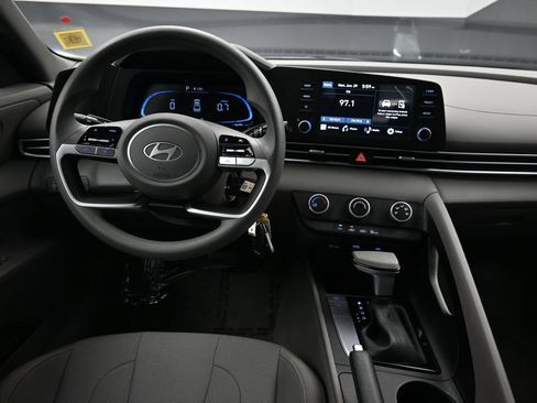 Certified 2025 Hyundai Elantra SE w/ Cargo Package FWD image 19