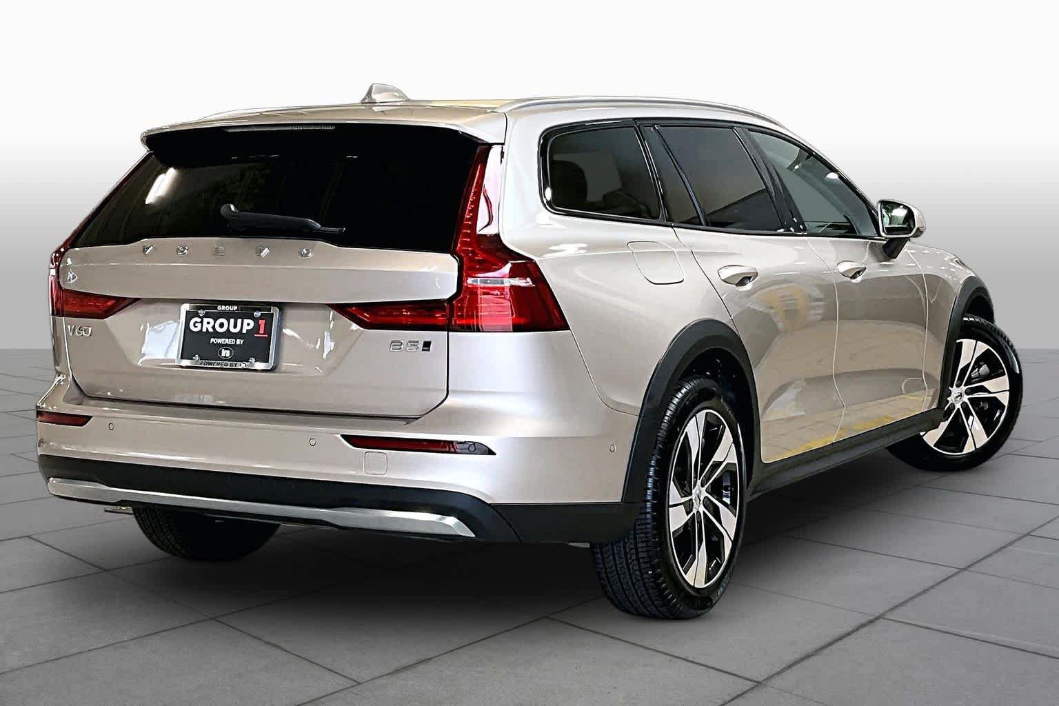 Certified 2026 Volvo V60 B5 Cross Country Plus AWD/4WD image 13