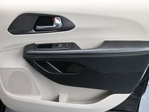 Certified 2024 Chrysler Pacifica Select image 16