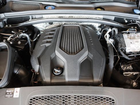 Used 2025 Porsche Macan image 12