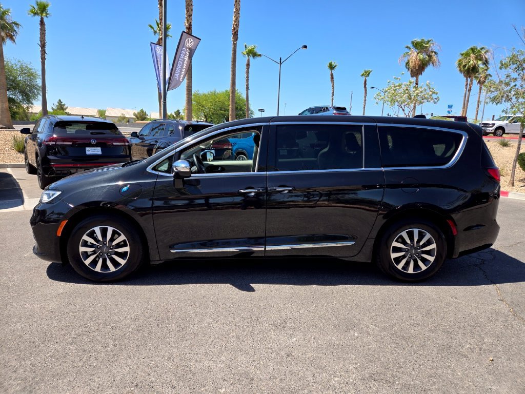 Used 2023 Chrysler Pacifica Limited FWD image 4