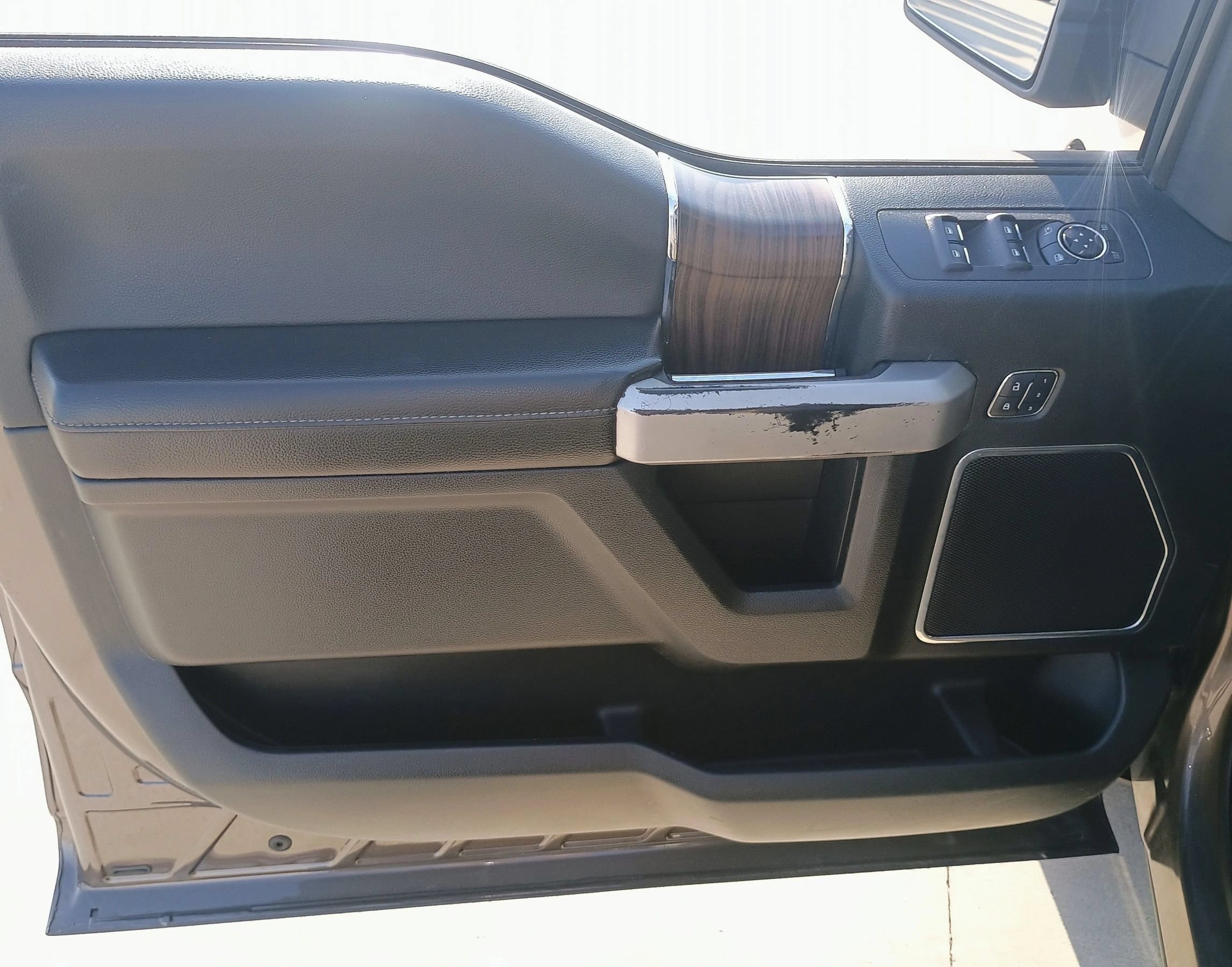 Used 2015 Ford F150 Lariat w/ Equipment Group 502A Luxury AWD/4WD image 6