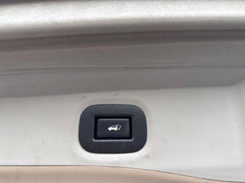 Used 2016 Nissan Rogue SV w/ SV Premium Package image 16