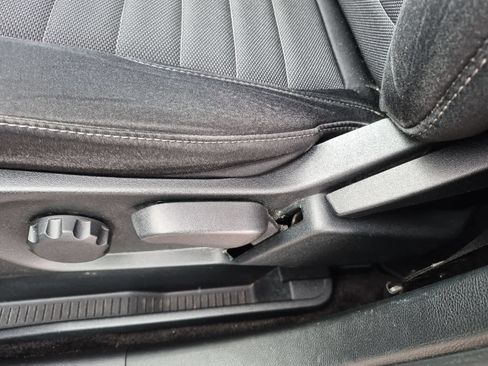 Used 2018 Ford Edge SE FWD image 16
