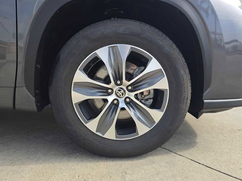 Certified 2025 Toyota Highlander XLE FWD image 9