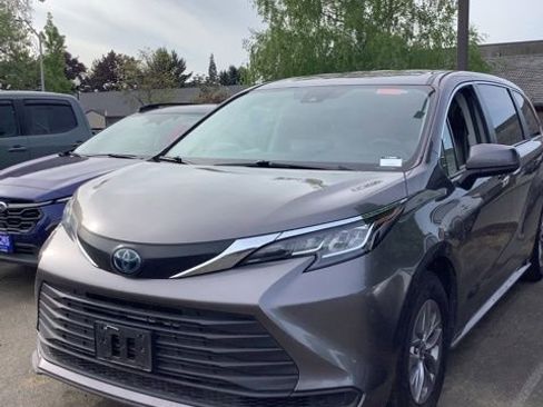 Used 2023 Toyota Sienna LE FWD image 1