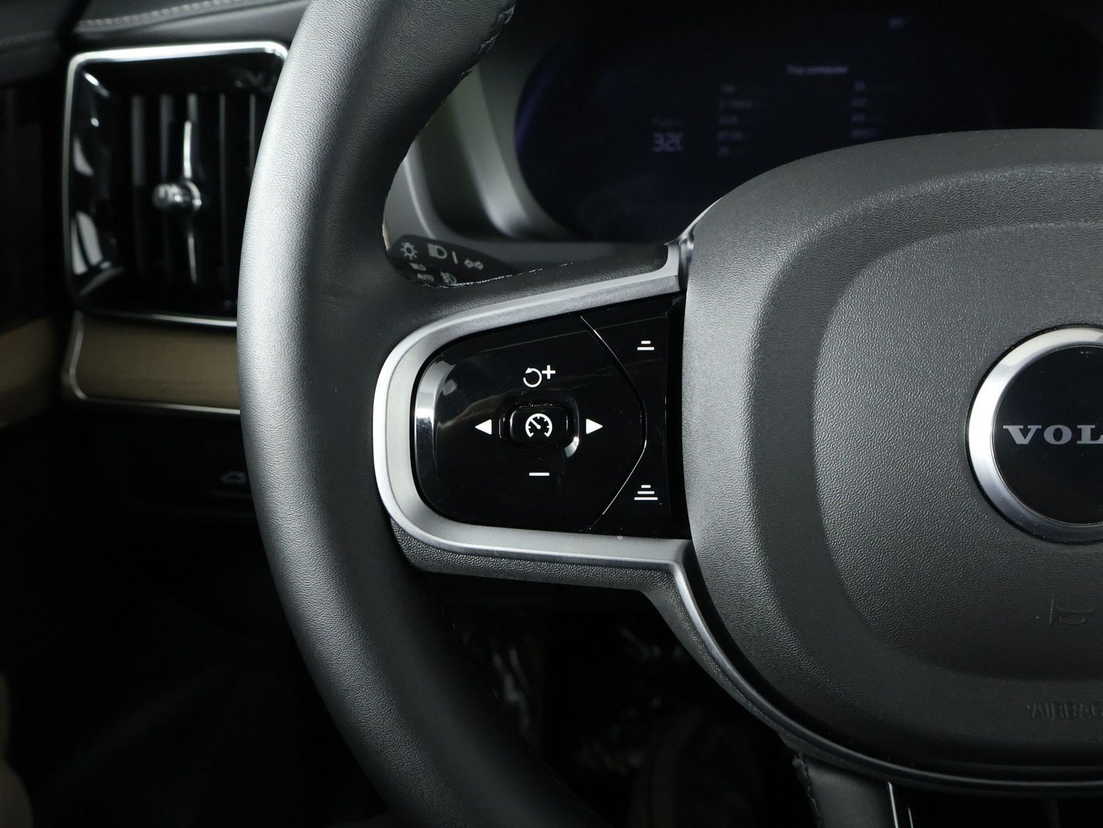 Certified 2026 Volvo XC90 B6 Plus w/ Protection Package AWD/4WD image 10