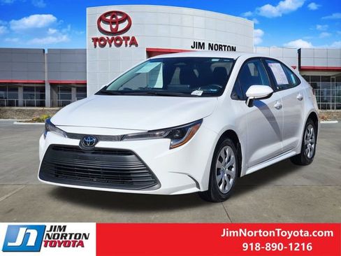 Used 2024 Toyota Corolla LE image 3