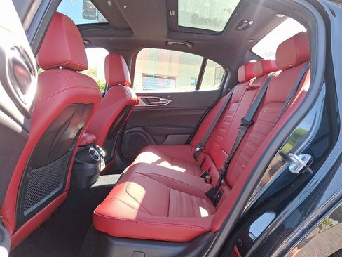 Used 2024 Alfa Romeo Giulia Veloce AWD/4WD image 6