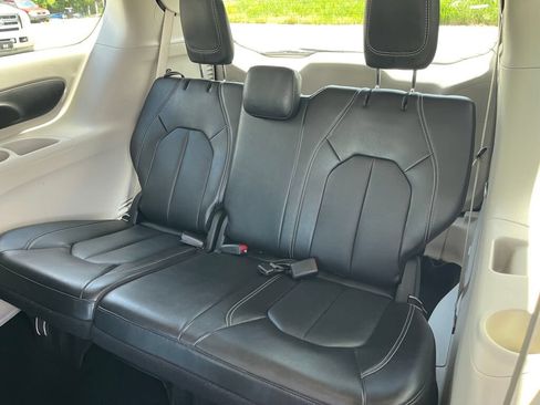 Used 2024 Chrysler Pacifica Limited FWD image 22