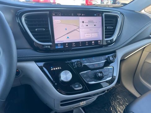 Used 2024 Chrysler Pacifica Select image 11