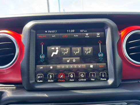 Used 2018 Jeep Wrangler Unlimited Rubicon w/ Dual Top Group AWD/4WD image 12