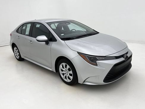 Used 2025 Toyota Corolla LE FWD image 2
